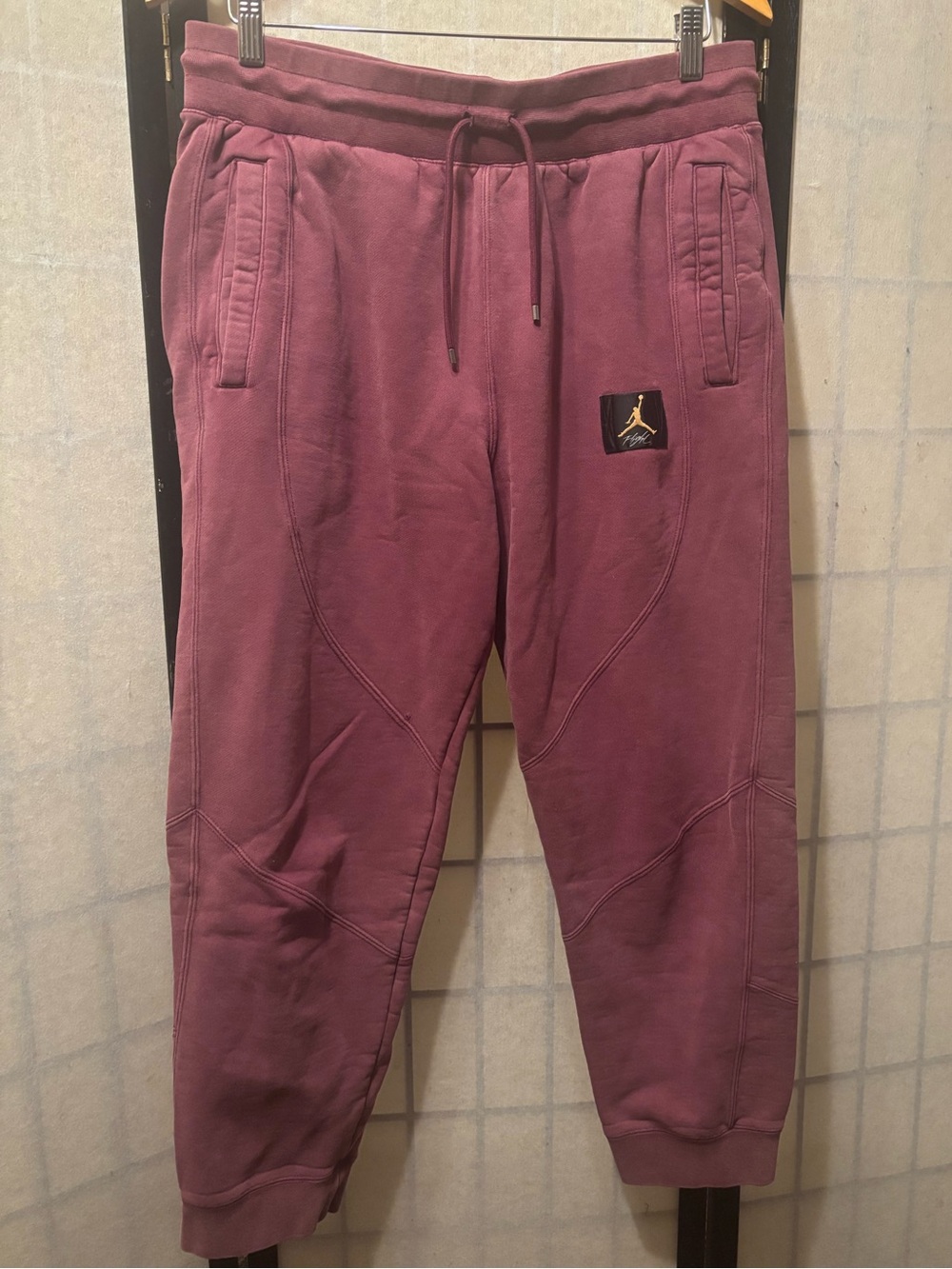 NIKE JORDAN Unisex Flight Fleece Washed Joggers Sweatpants, Gold Jumpman Patch